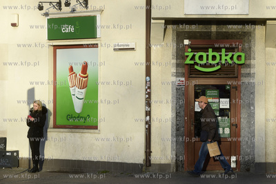 Sklep sieci Żabka na  rogu ulic Podwale Staromiejskie...