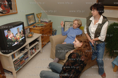 Gdansk. Rodzina Donalda Tuska oglada w TV wieczor wyborczy...