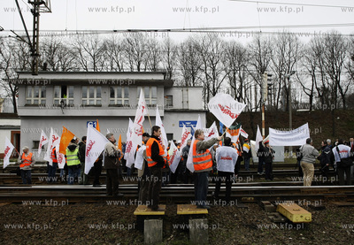 Gdansk. Dworzec Glowny. Protest kolejarzy, ktorzy domagaja...