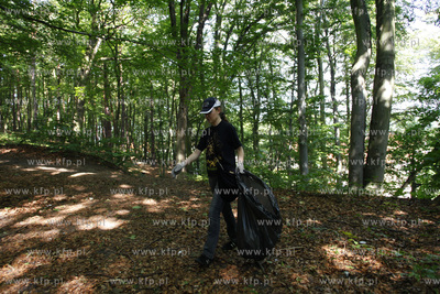 Akcja sprzatania otuliny Lasow Oliwskich w rejonie...