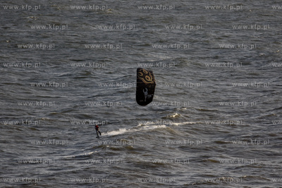 Gdynia Orlowo. Kitesurfing.
25.10.2011
fot. Krzysztof...