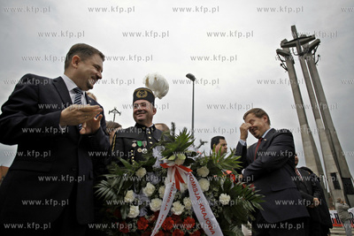 Gdansk. Zlozenie kwiatow pod pomnikiem Poleglych Stoczniowcow...