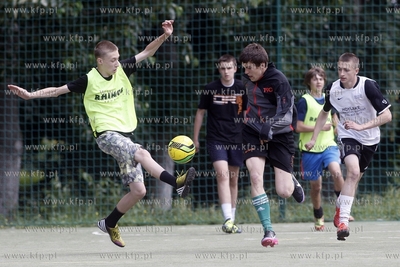 Gdansk Zaspa. Pilkarski turniej dzikich druzyn Do przerwy...