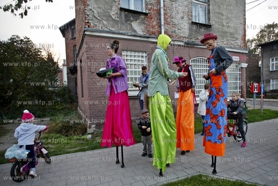 Gdansk Letnica. Parada szczudlarzy, ktora miala na...