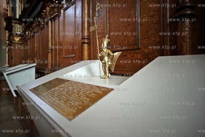 Gdansk. Dwor Artusa. Wystawa Prosimy dotykac eksponatow,...