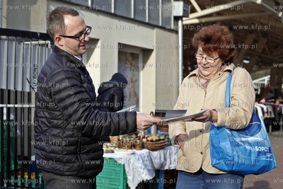 Kampania wyborcza do samorzadu na targowisku miejskim...