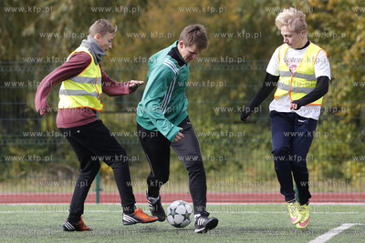 Gdansk Zaspa. Pilkarski turniej dzikich druzyn Do przerwy...