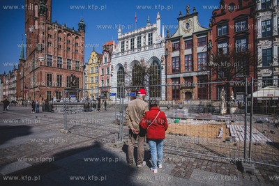 Układanie fragmentu próbnej nawierzchni z kostki...