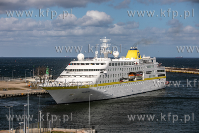 Statek wycieczkowy Hamburg wpływa do gdańskiego portu
10.04.2022
fot....