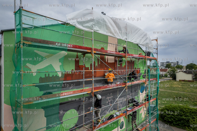 Powstaje mural na budynku przy ulicy Michny 9 w Gdańsku....
