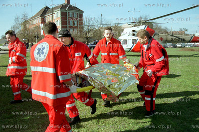   Transport rannego z helikoptera pogotowia ratunkowego...