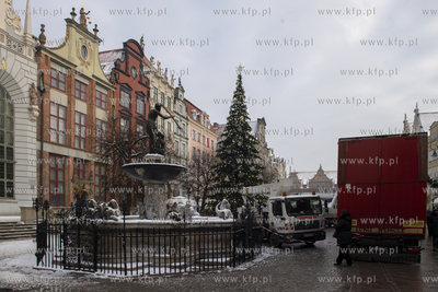 Gdańsk. Montaż choink na Długim Targu. 30.11.2023...