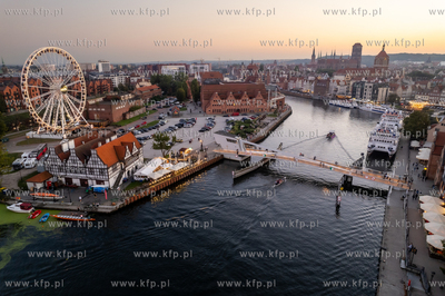 Panorama Gdańska widok na Motławę i kładkę zwodzoną....