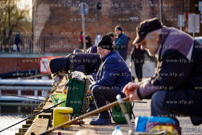 Wędkarze nad Nową Motławą na Wyspie Spichrzów....