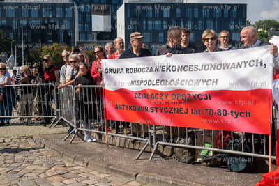 Gdańsk. Plac Solidarności. Symboliczne otwarcie bramy...