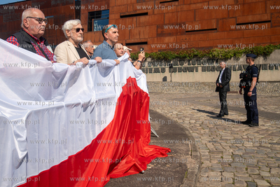 Gdańsk. Plac Solidarności. Symboliczne otwarcie bramy...