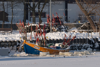 Zima na Mierzei Wiślanej. Zamarznięty port rybacki...