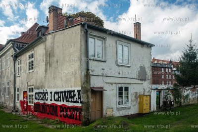 Mural z napisem "Cześć i Chwała Obrońcom Poczty"...