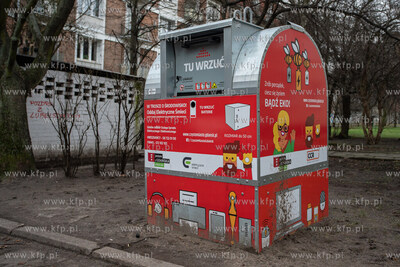 Gdańsk, ul. Stolarska. Pojemnik do selektywnej zbiórki...