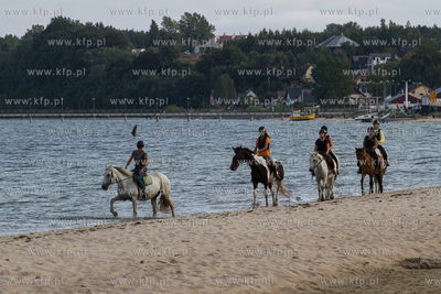 Plaża w Mechelinkach. Nz. Jazda konna na plaży. 26.08.2017...