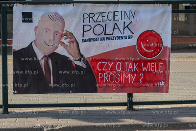Gdańsk. Wybory Prezydenckie 2025. Nz. Zniszczony plakat...