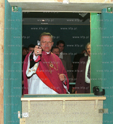 Ksiadz Henryk Jankowski na strzelnicy w klubie U7 12.96...