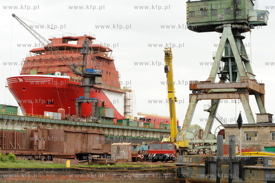 Stocznia Gdanska w niedziele. n/z statek pomocniczy...