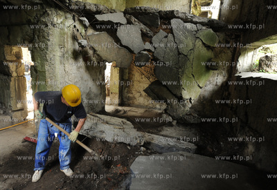 Westerplatte. Prace remontowe na terenie dawnych koszar...