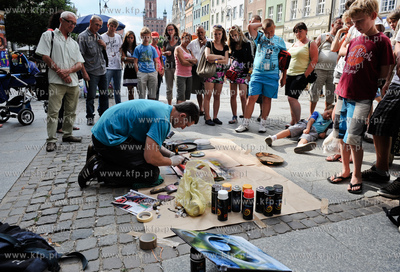 Gdansk. Dlugi Targ pelen turystow. Malarz wykonujacy...