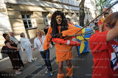 Gdynia. Parada zalog startujacych w Zlocie Zaglowcow...