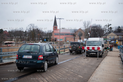 Gdansk Sobieszewo. Wymiana desek w moscie pontonowym...
