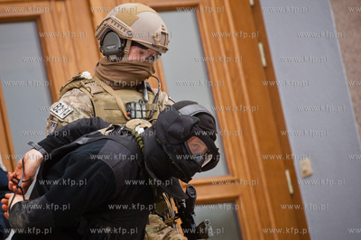 Gdansk. Wspolne cwiczenia grupy antyterrorystycznej...