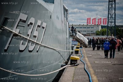 Port w Gdyni. Tlum ludzi oglada i zwiedza zacumowane...