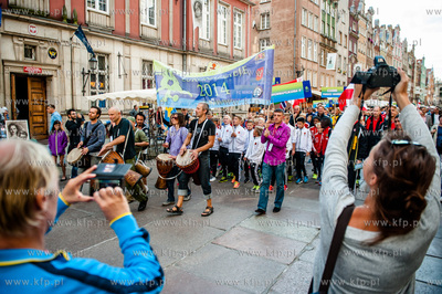 Gdansk. Ul. Dluga. Parad zawodnikow uczestniczacych...