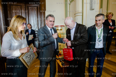 Gdansk. Sala Obrad Rady Miasta. Wizyta zespolu siatkarzy...