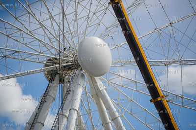 Gdansk. Montaz kola widokowego na Wyspie Spichrzow.
18.05.2015
fot....