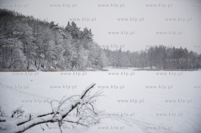 Sniezny zimowy dzien nad jeziorem Otominskim.
21.01.2016
fot....