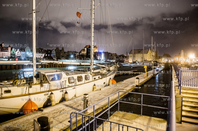 Gdańsk. Wysoki poziom wód Motławy, który jest efektem...