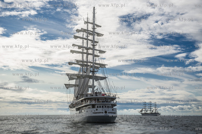 Zatoka Gdańsk. Wspólne ćwiczenia stawiania żagli...