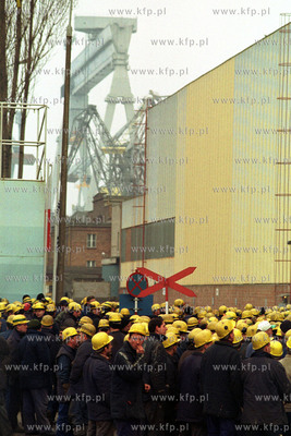 Strajk w Stoczni Gdynia S.A. Przed budynkiem dyrekcji...