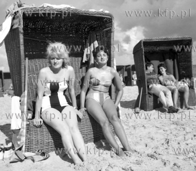 Plazowicze i wiklinowe kosze na plazy w Sopocie. 1966...
