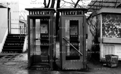 Budki telefoniczne na Stogach. Obydwie zdemolowane....