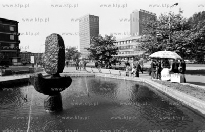 Fontanna na ul. Rajskiej w Gdansku. W glebi budyneki...