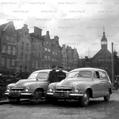 Samochody marki Skoda 1201 Van stoją na parkingu na...