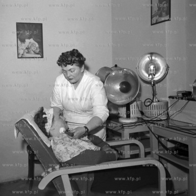 W gabinecie kosmetycznym. ( lata50 )
1959
0006195z_gdynia
Fot....