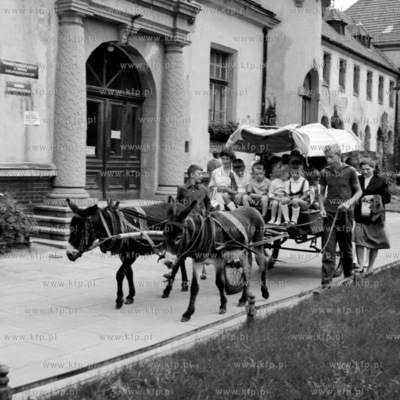 Bryczka konna atrakcją turystyczna w Sopocie. (lata50)....