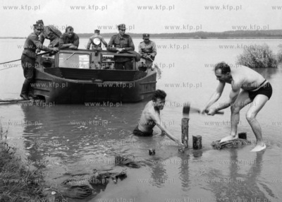 Umacnianie brzegów przez jednostkę wojska polskiego....