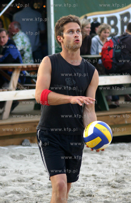 Maciej Zakoscielny gra w siatkowke plazowa na plazy...