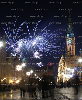 Powitanie Nowego Roku 2007 w Gdansku. Nz. pokaz fajerwerkow...