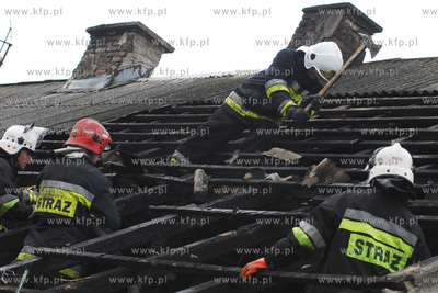 Pozar domu przy ul. Derdowskiego w Rumi. Bez dachu...
